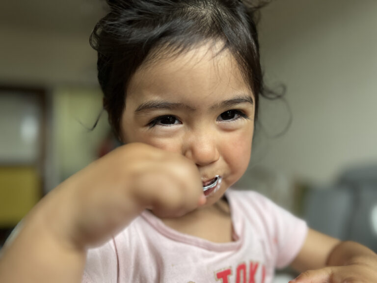 criança comendo