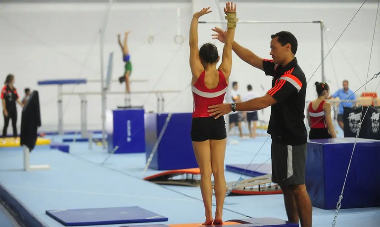 mulher fazendo ginástica artística