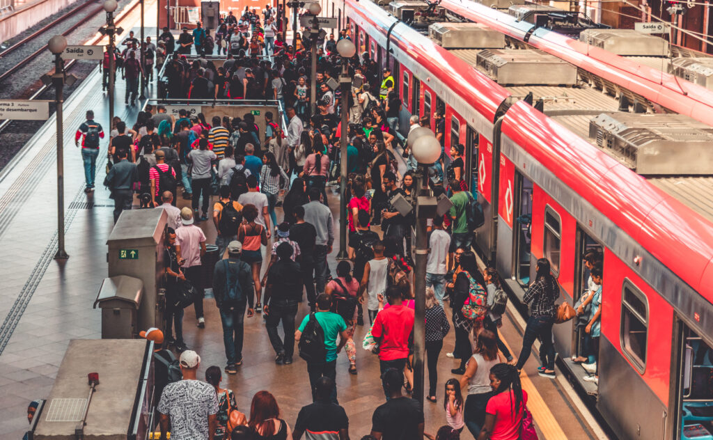 Foto tirada de cima mostra inúmeras pessoas na plataforma de trem da Estação da Luz, em São Paulo (SP).
